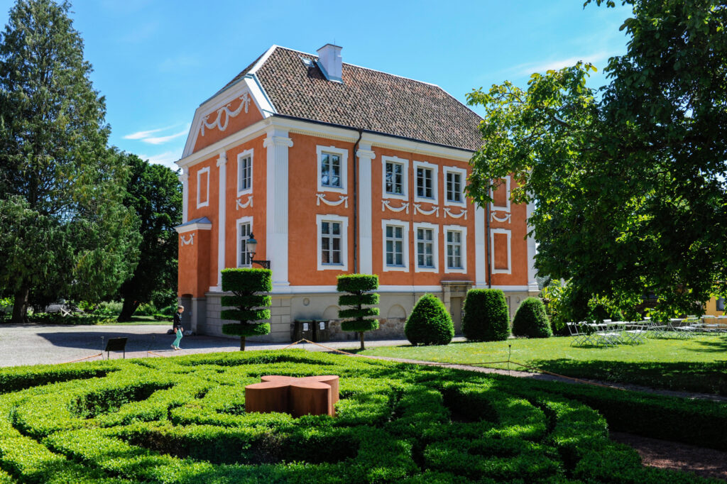 Herrehuset en sommardag.