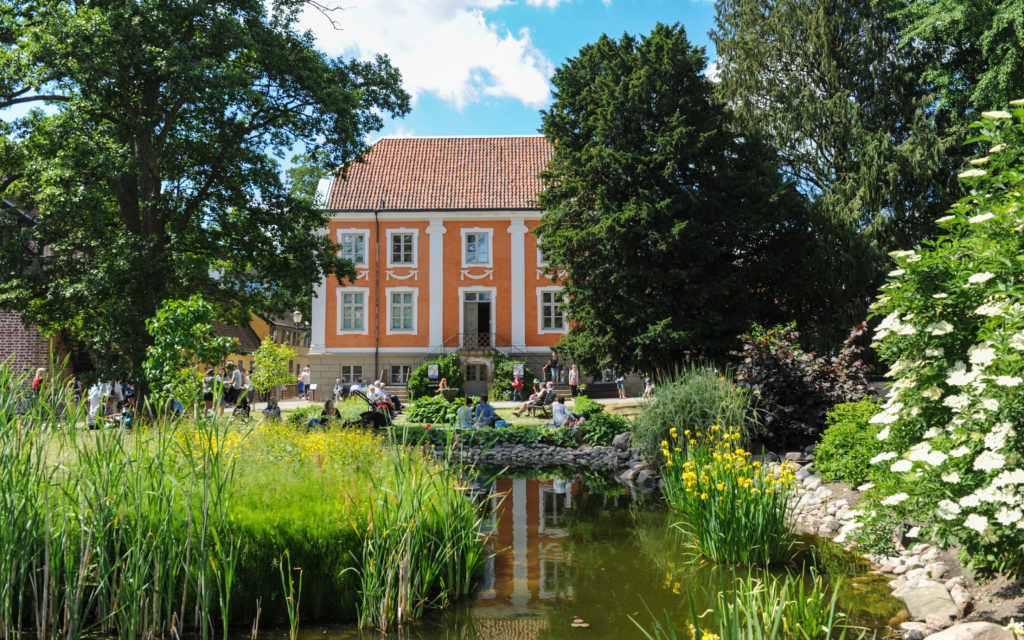 Herrehuset sett från dammen.