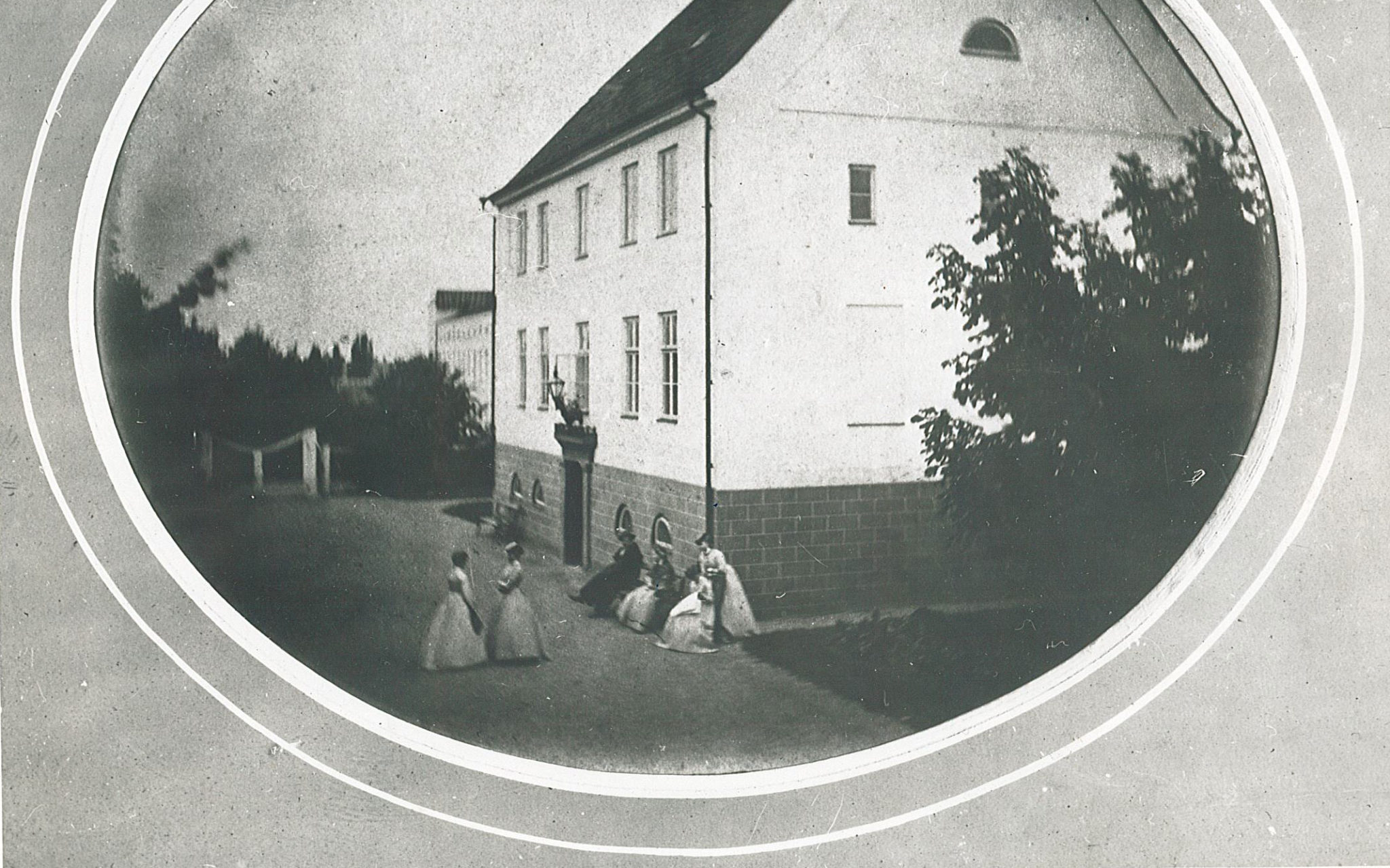 Familjen Lilienberg utanför sitt bostadshus på 1860-talet, nuvarande Herrehuset