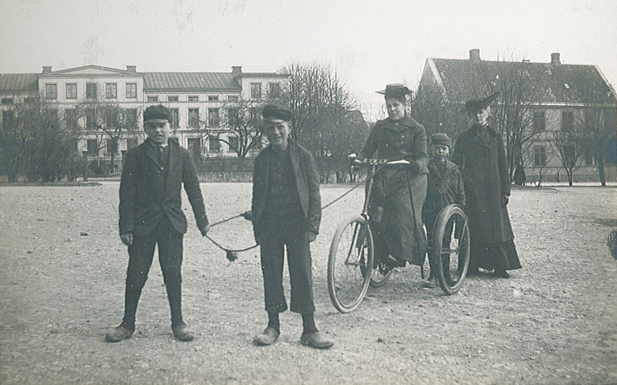 Fotot från familjen Sjögrens fotoalbum, ej namngivna personer framför Vita huset i slutet av 1800-talet.