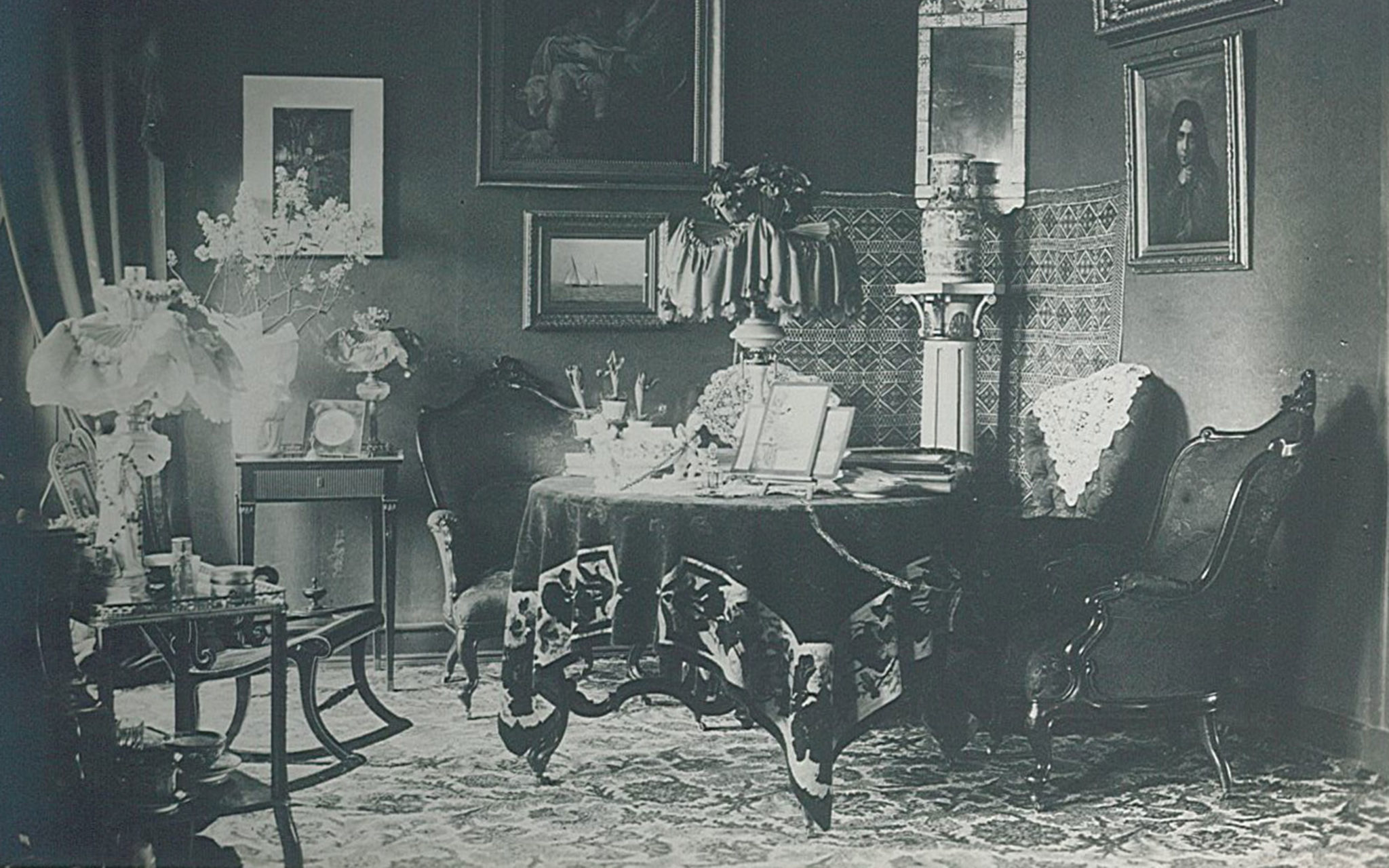 Salongen i familjen Sjögrens hem i Vita huset. Från Sjögrens fotoalbum som finns i Kulturens arkiv.