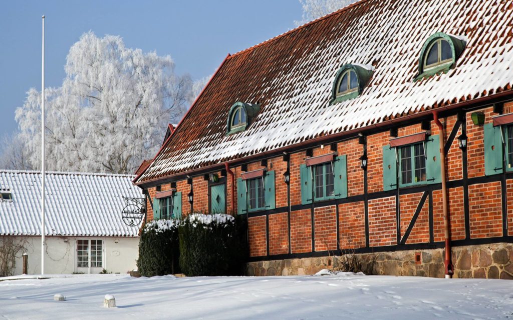 Östarps gästgivaregård i vinterskrud.