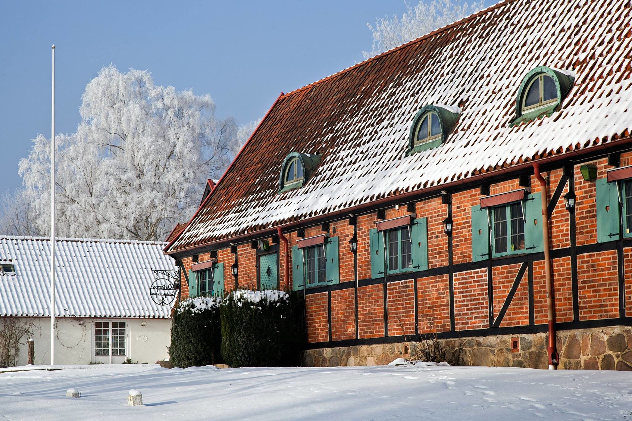 Östarps gästgivaregård i vinterskrud.