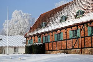 Östarps gästgivaregård i vinterskrud.