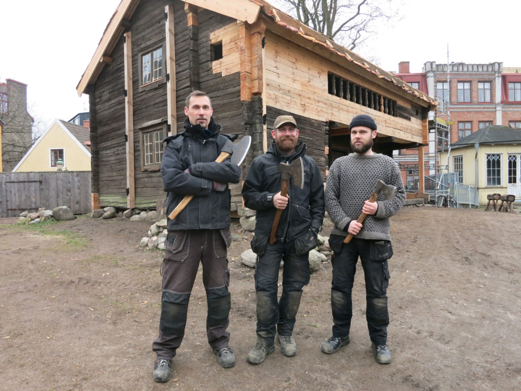 Timmermännen Fredrik Gustavsson, Olof Andersson och Kristoffer Frederiksen framför Måketorpsboden.