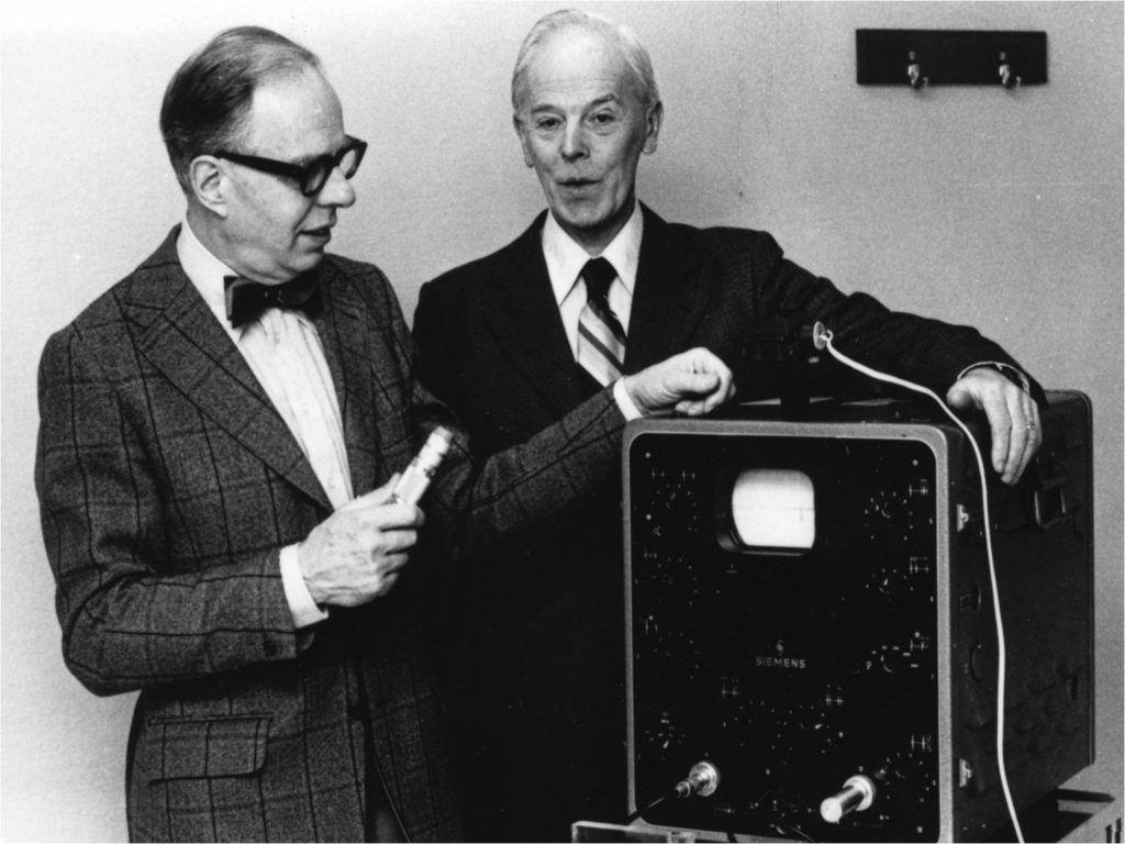 Hertz och Edler med världens första ultraljudsapparat för medicinskt bruk, som nu visas på Livets museum. Foto ur Sydsvenska Medicinhistoriska Sällskapets bildarkiv.