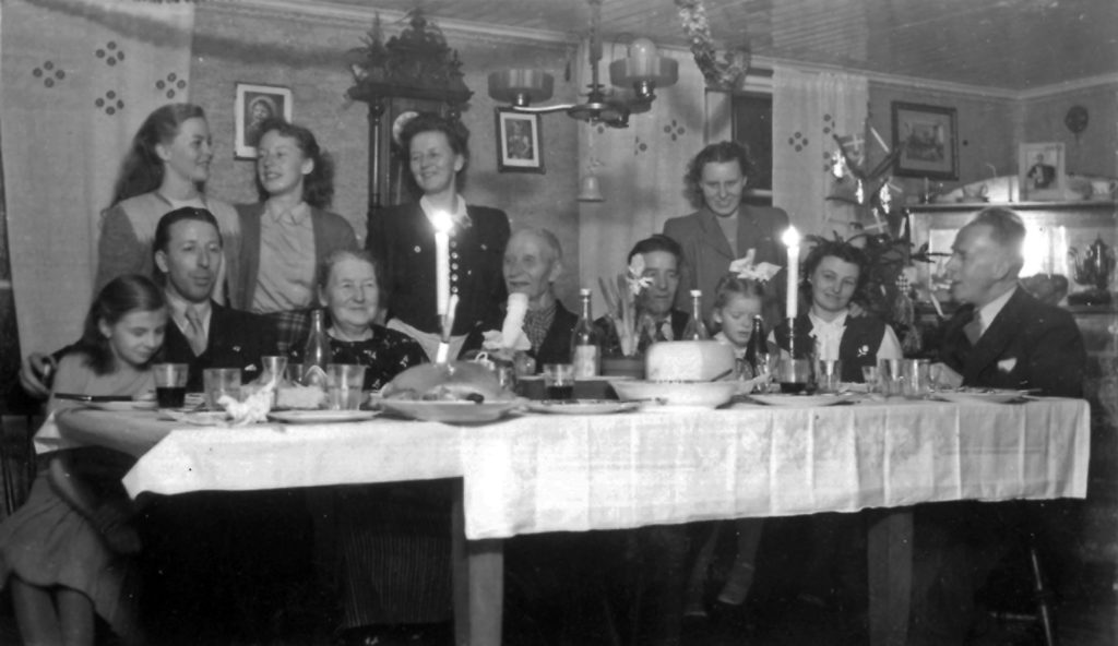 Julaftonskväll i Vislanda på 1940-talet. Bilden är inskickad av Anette Englund i Lund.