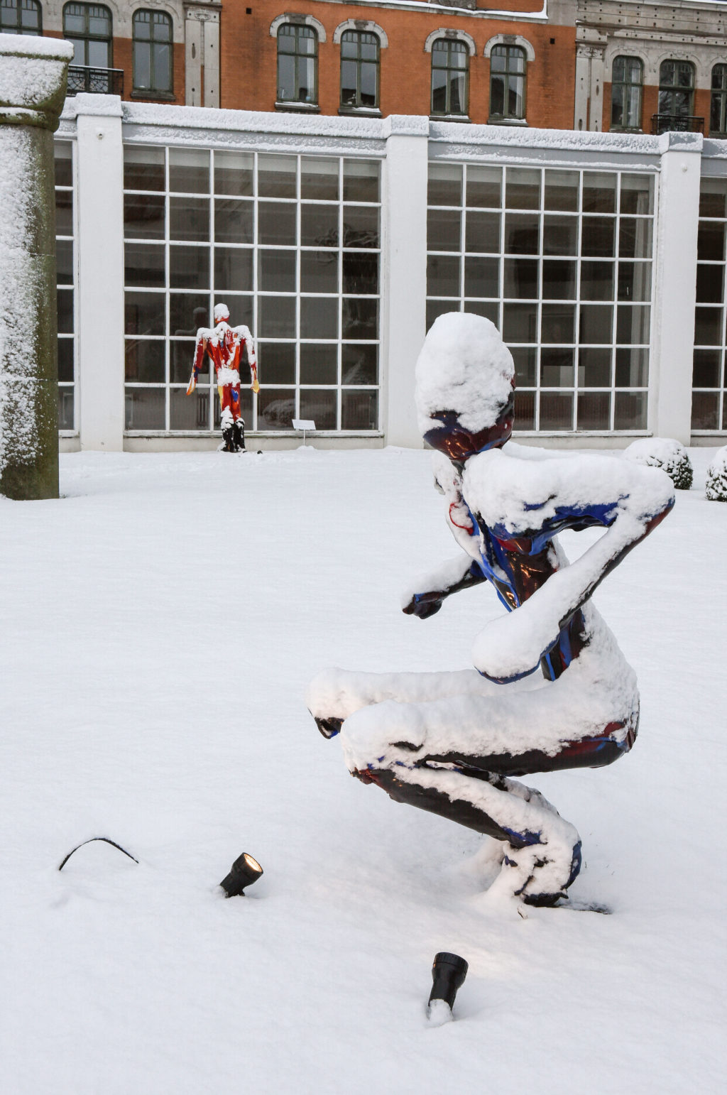Agneta Gynnings skulpturer utanför Lundahallen en vinterdag med snö.