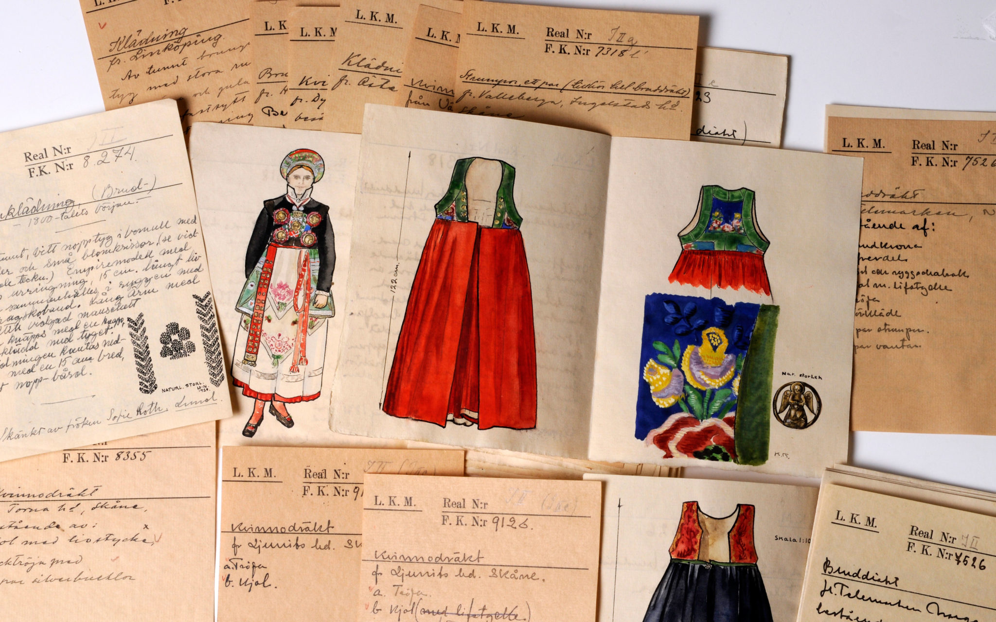 Tidiga katalogkort över Kulturens samlingar, när föremålen tecknades av i stället för att de fotograferades.