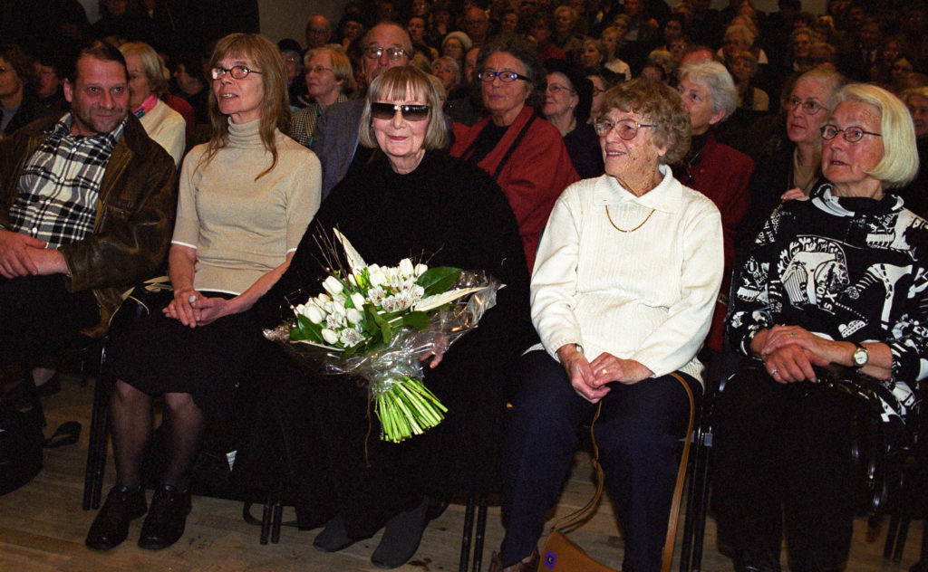 Katja Geiger med blomsterbukett vid invigningen av Kulturens utställning Katja of Sweden 2002.