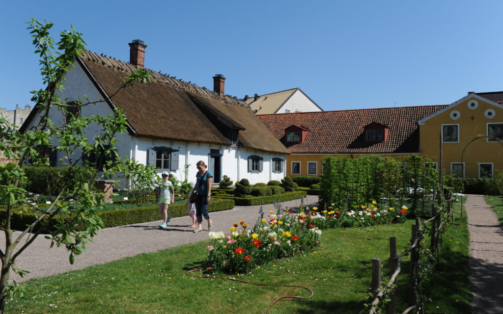En majdag i friluftsmuseet. Det vita huset är Västra Vrams prästgård, byggd 1754-1755.