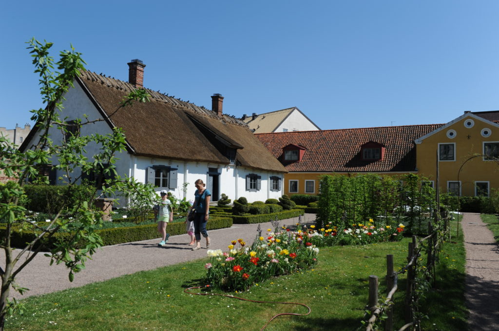 En majdag i friluftsmuseet. Det vita huset är Västra Vrams prästgård, byggd 1754-1755.