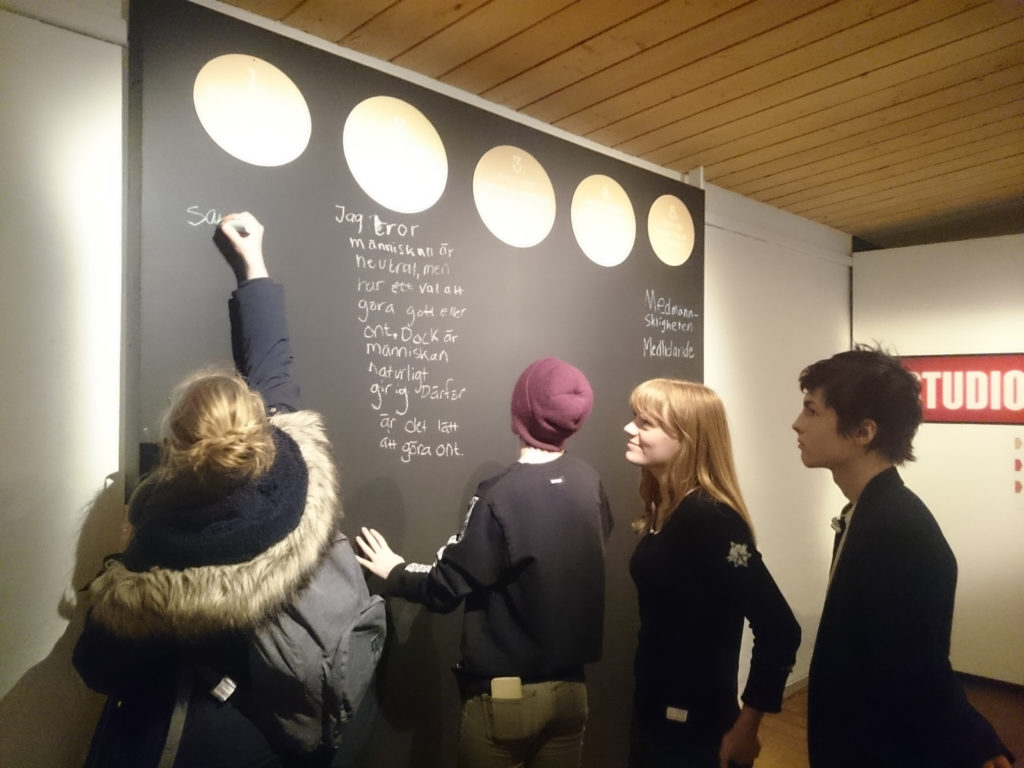 Fyra elever från gymnasieskolan Spyken i Lund delar med sig av sina tankar i utställningen.