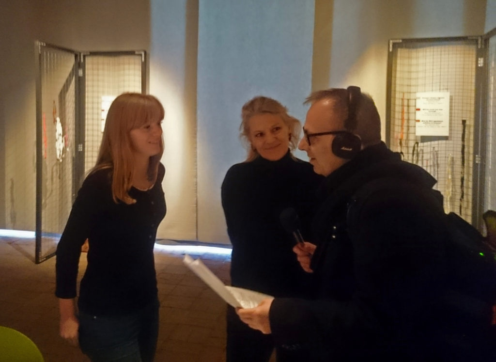Gymnasieeleven Filippa och utställningsproducenten Annmari Kastrup intervjuas i direktsänd radio av reporter David Richter.