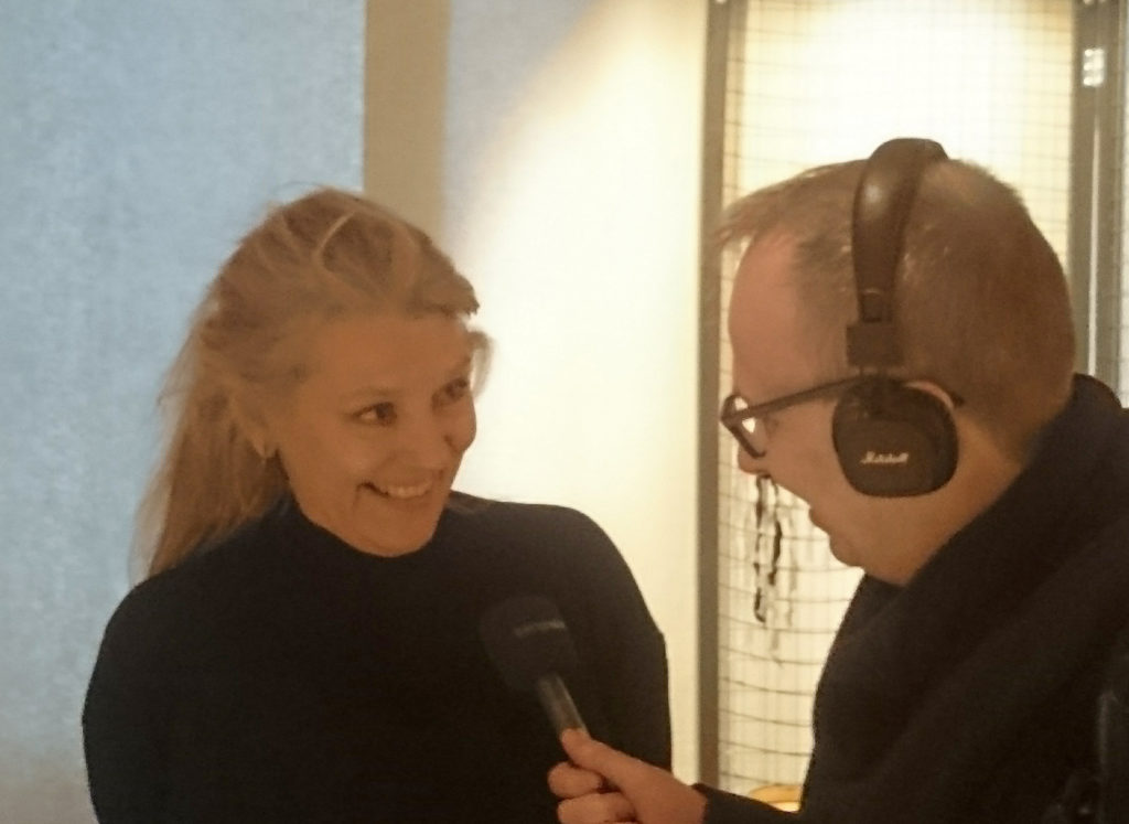 Utställningsproducent Annmari Kastrup berättade om utställningen i direktsänd radio. David Richter intervjuade för P4 Radio Malmöhus.