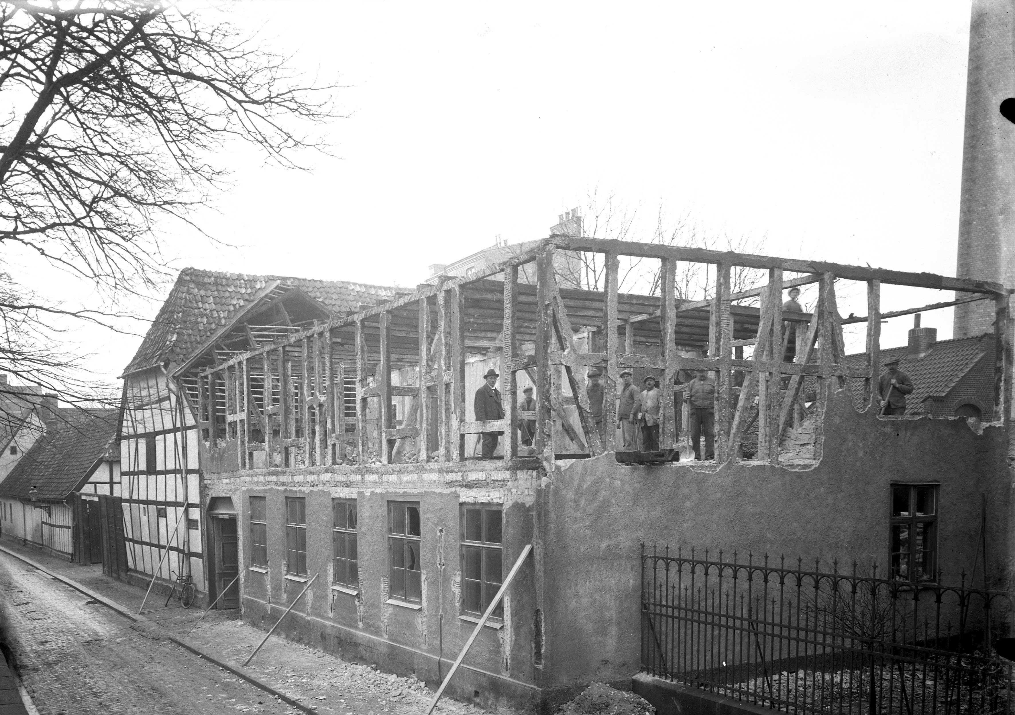 1924 plockades Thomanderska huset ner på Paradisgatan i Lund, för att flyttas till Kulturens friluftsmuseum. 