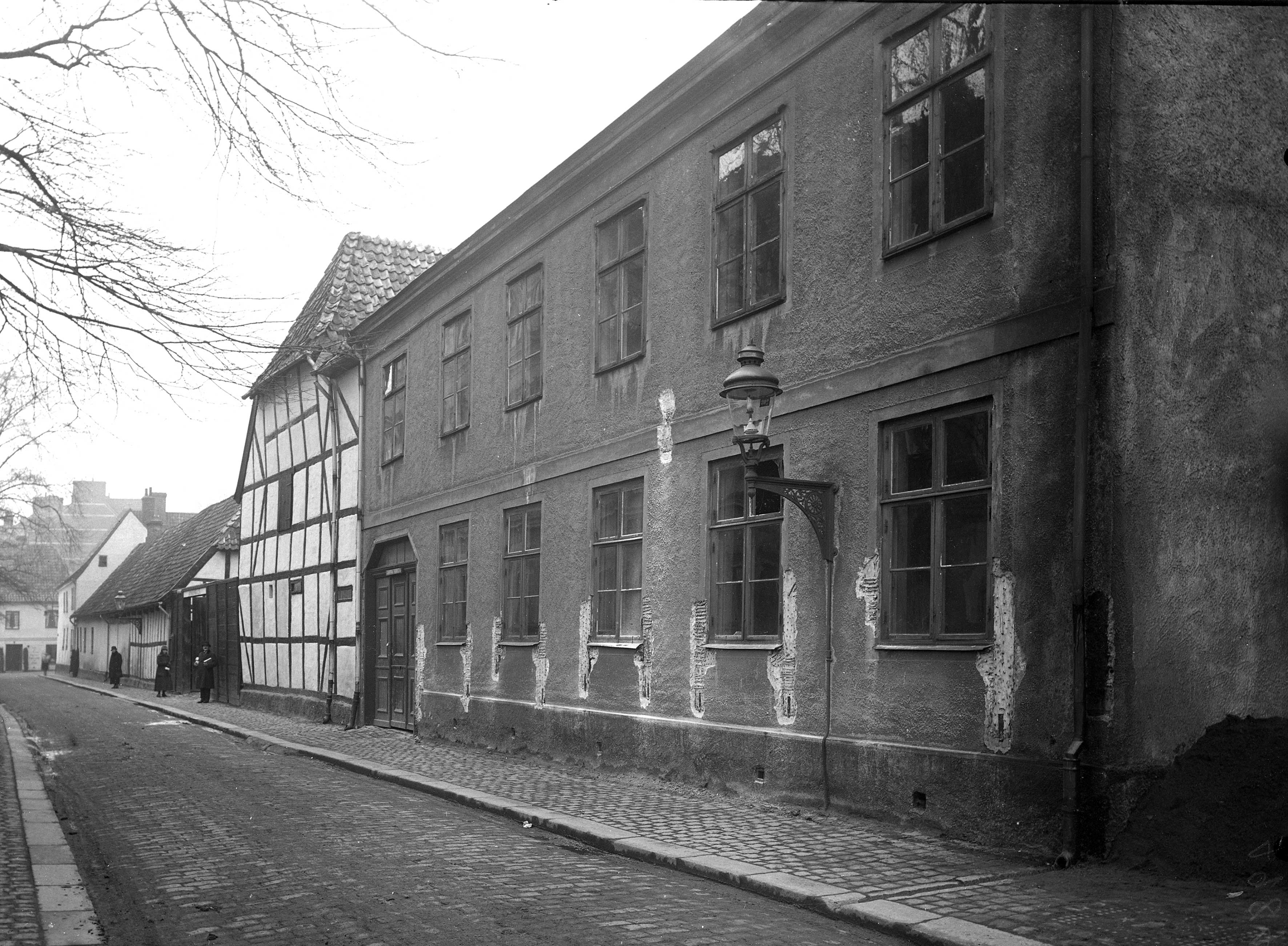 Thomanderska huset på Paradisgatan i Lund 1924, innan nedmonteringen av huset börjar.