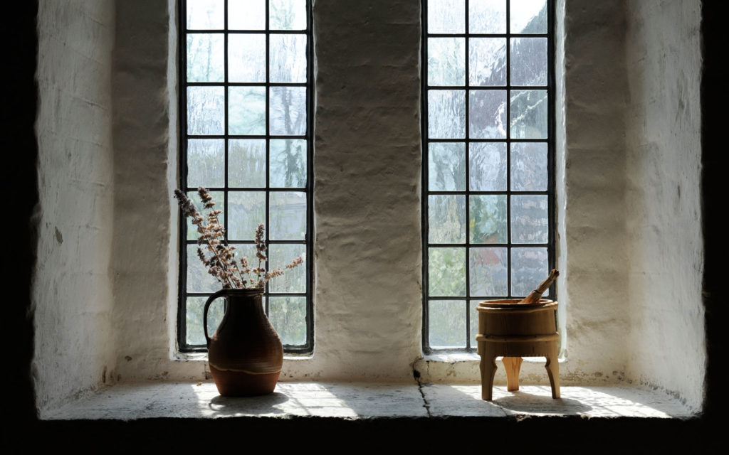 Fönsterbrädan med kruka och pestel och mortel i Dekanhuset