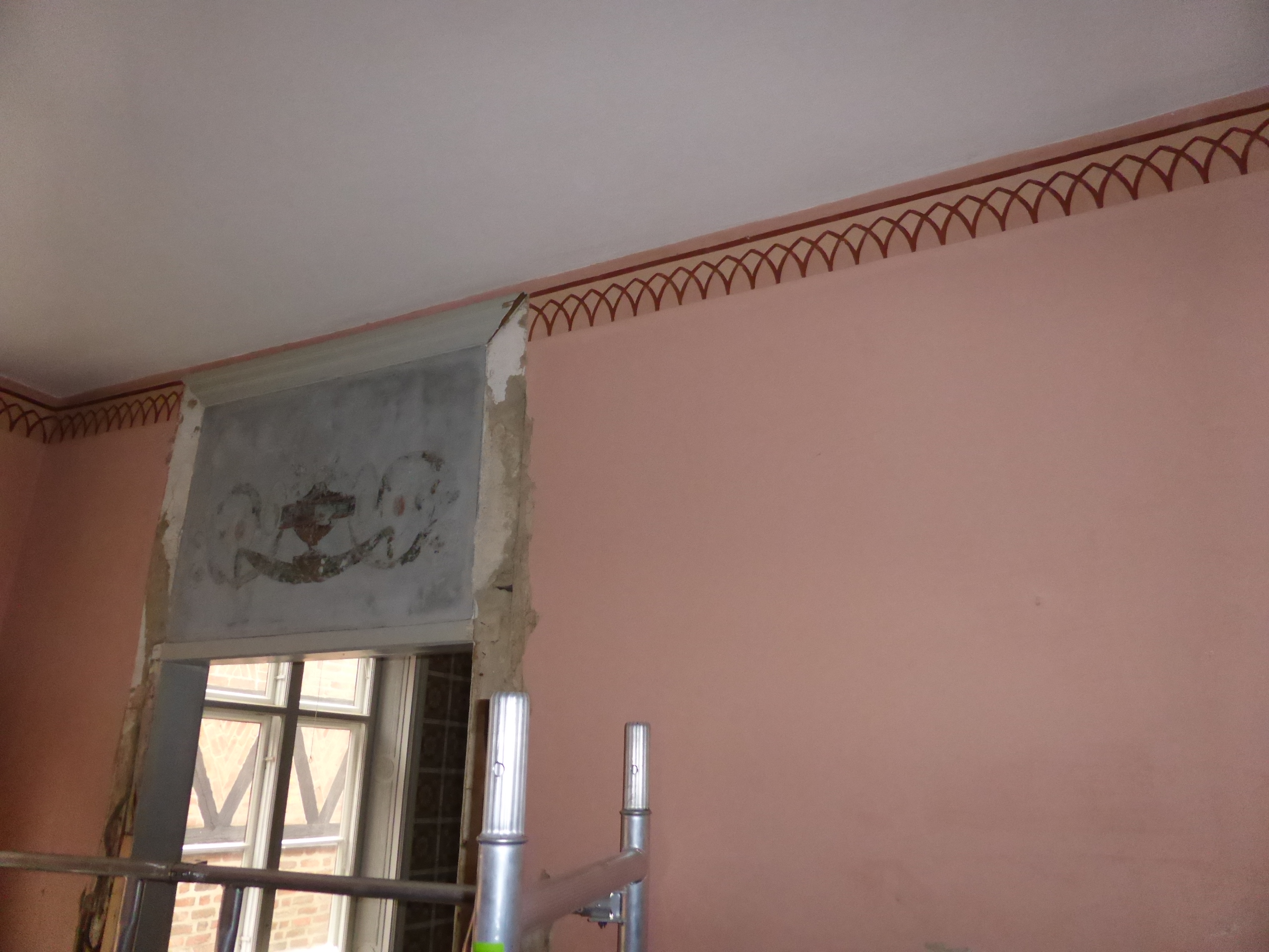 Väggmålningen sitter ovanför dörröppningen i sängkammaren på bottenvåningen. 