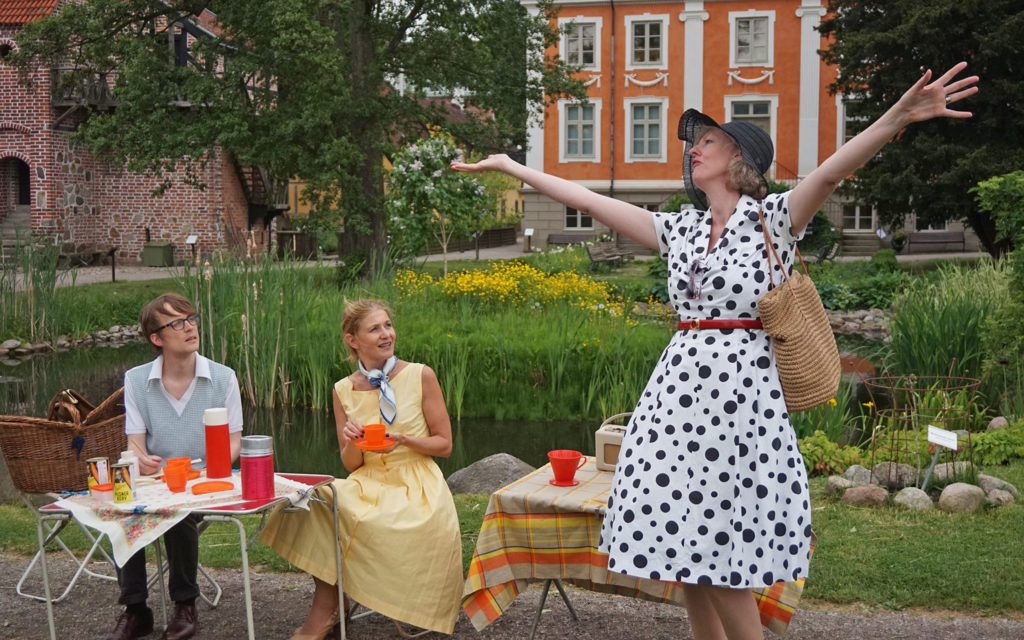 Två pedagoger som 1950-tals kvinnor framför Herrehuset