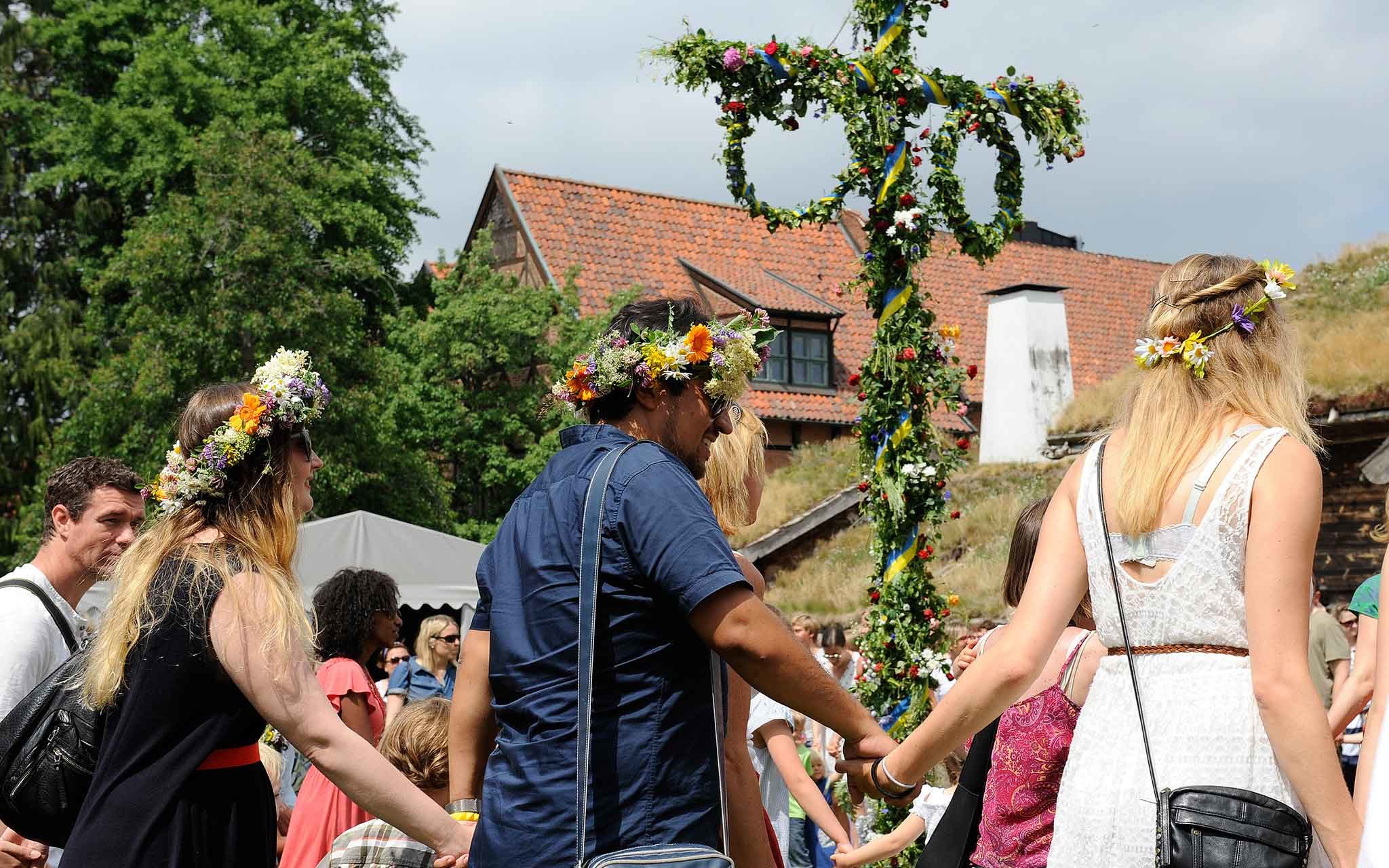 Dans kring midsommarstången på Kulturen i Lund