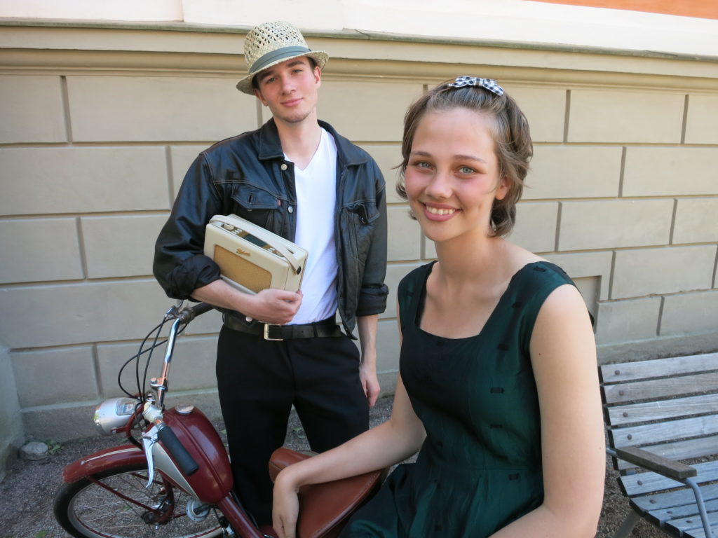 August och Sigrid är med som volontärer i årets tidsresor, som tar med publiken till år 1959