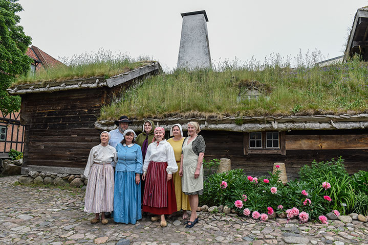 Några av de volontärer som kommer att levandegöra husen i friluftsmuseet vecka 29 och 30. Här framför Blekingegården. 