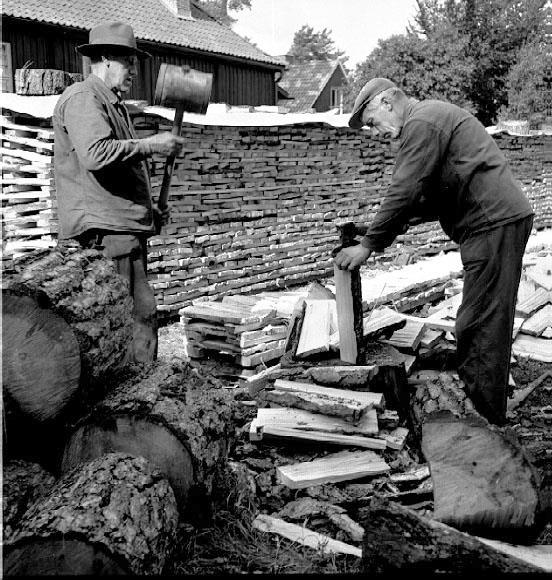 Historisk klyvning av stavspån med yxa och klubba. Fotograf okänd. 