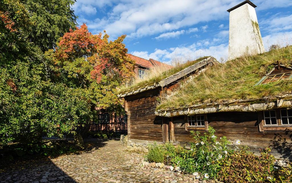 Blekingegården i friluftsmuseet en höstdag.