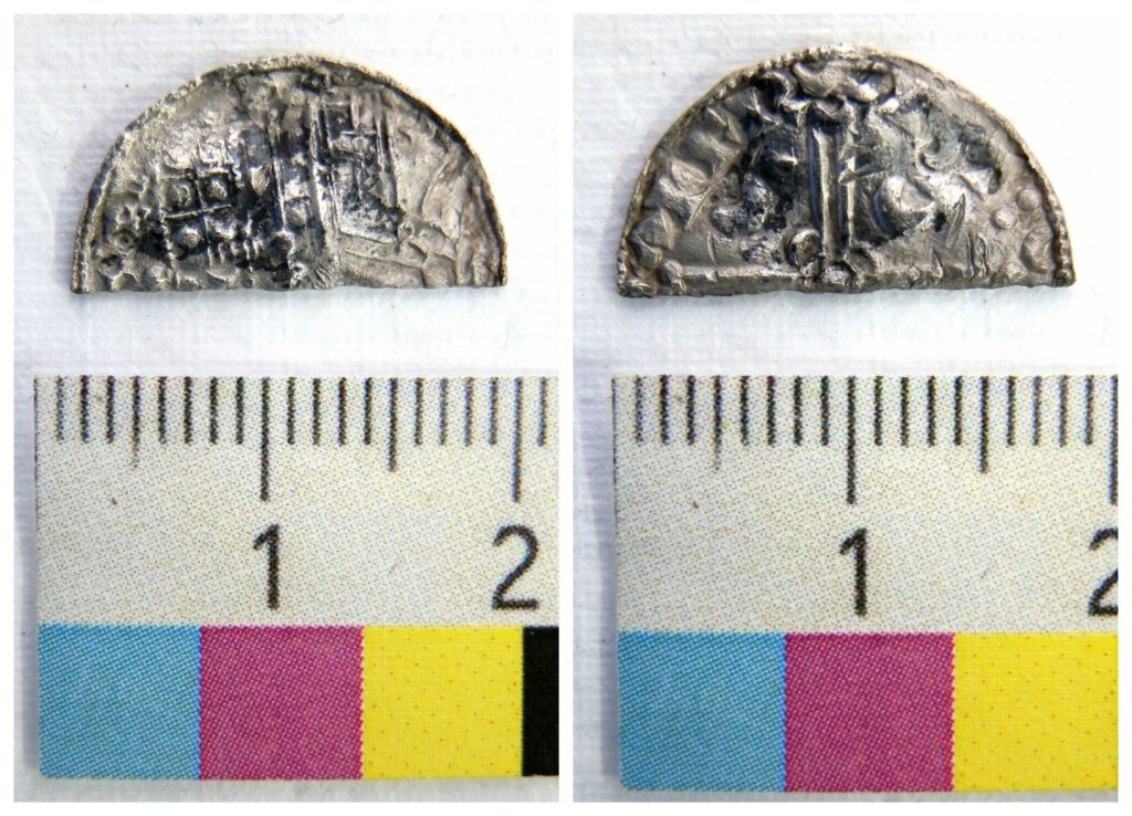 Mynt (advers till vänster och revers till höger) från Sven Estridsens regentperiod 1047–74. Det halva myntet påträffades vid den arkeologiska förundersökningen hösten 2016 i samband med rensning av grav 11.