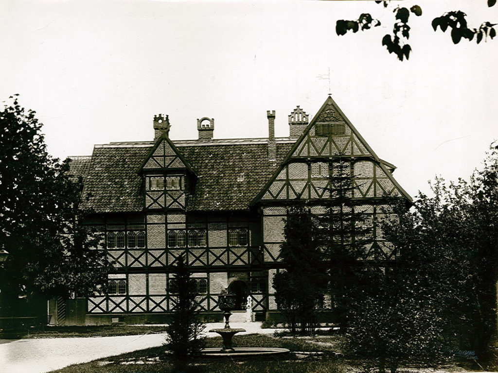 Ett foto från 1892 som visar den gamla fontänen, med Borgarhuset i bakgrunden. 