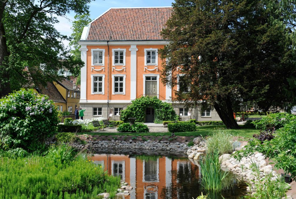 Herrehuset med sin barockfasad, sett från andra sidan dammen. Framför Herrehuset barockparterren som den såg ut innan den pågående omvandlingen