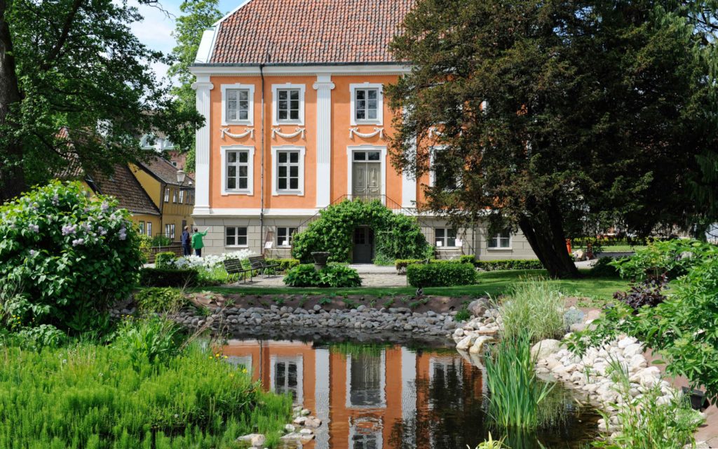 Herrehuset med sin barockfasad, sett från andra sidan dammen. Framför Herrehuset barockparterren som den såg ut innan den pågående omvandlingen