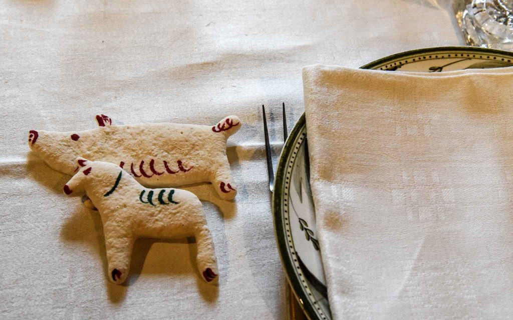 Detalj från juldukningen i Västra Vrams prästgård.