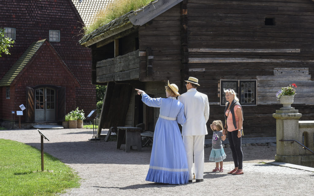 Två av våra volontärer hjälper besökare att hitta rätt på Kulturen i Lund.