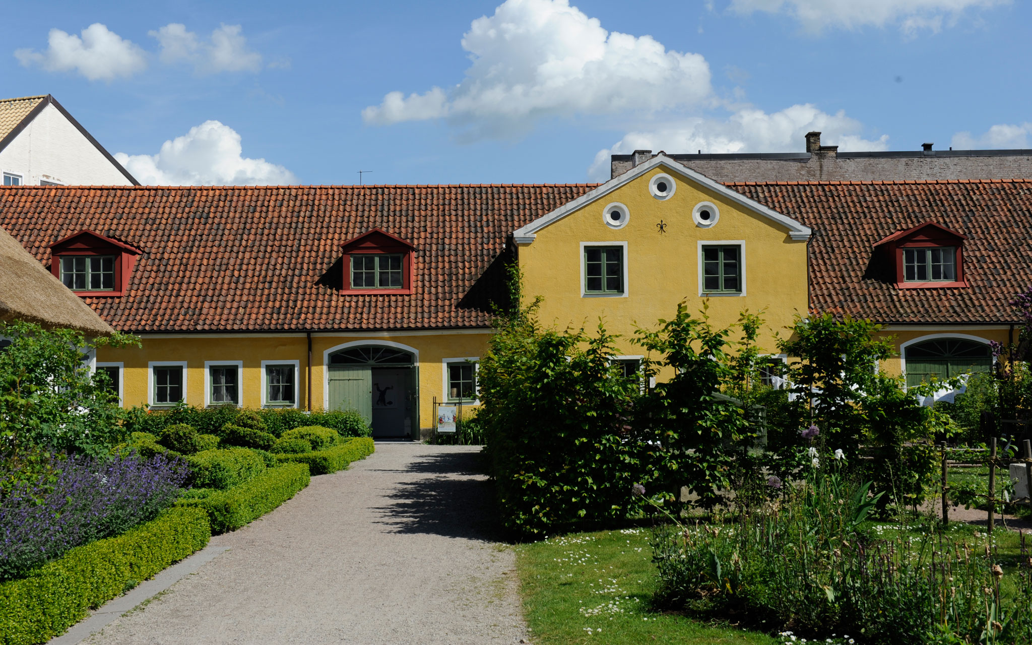 Allmogehallen från utsidan med trädgård framför