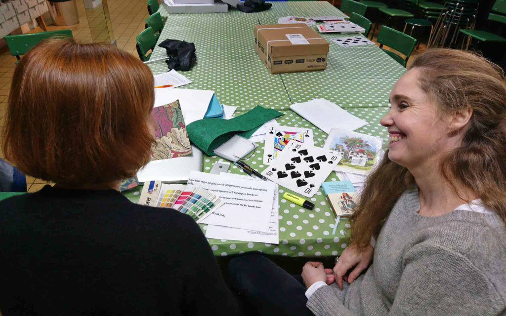 Formgivare Heidi Saikkonen och utställningsproducent Johanna Lisberg Jensen under sitt avstämningsmöte. 