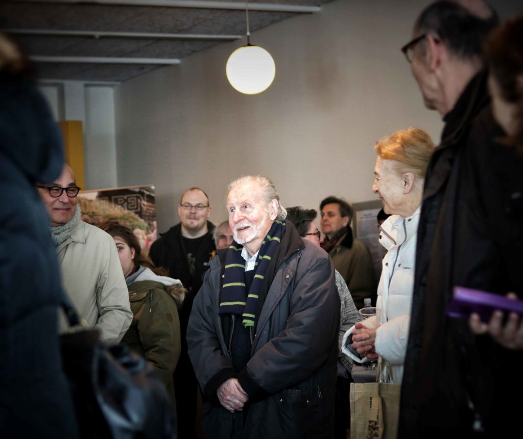 Kjell-Åke Bjärming (i mitten) dirigent och före detta rektor på Kulturskolan i Lund, lyssnar på invigninstal.