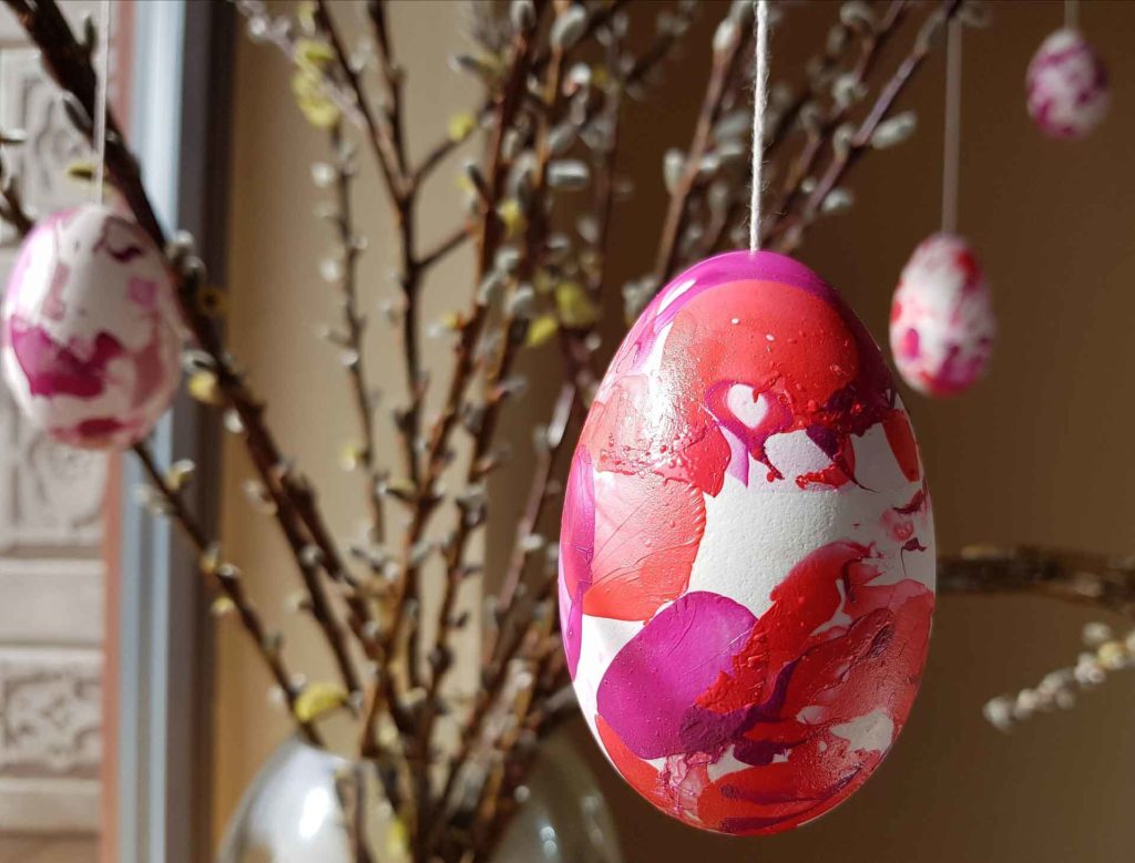 Kvistar av sälg dekorerade med urblåsta, målade ägg
