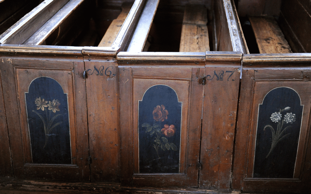 Närbild på bänkarna inne i Bosebo kyrka