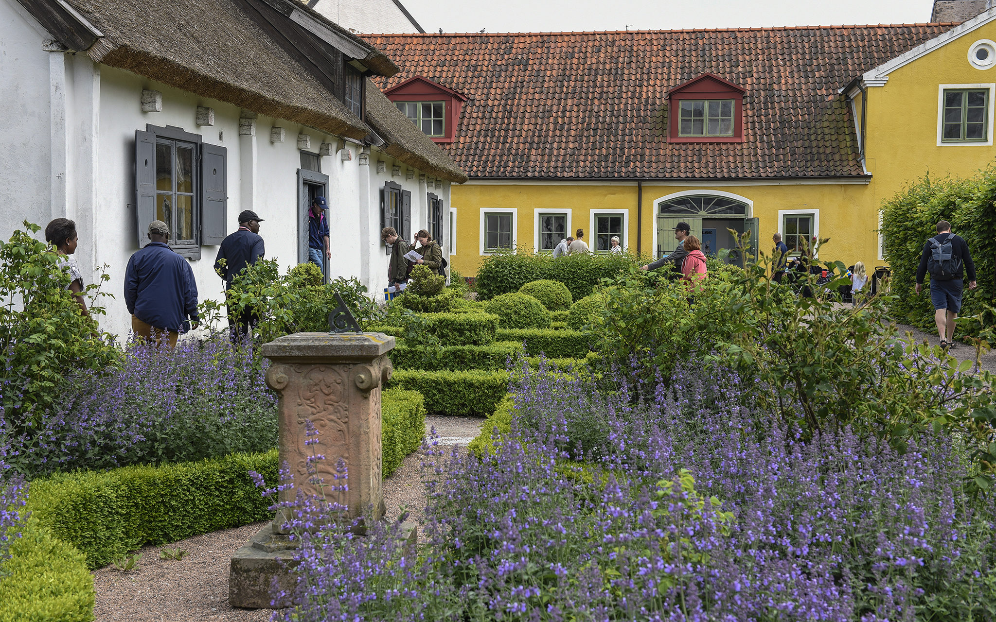 Besökare runt Västra Vrams prästgård och Allmogehallen på Kulturen i Lund.