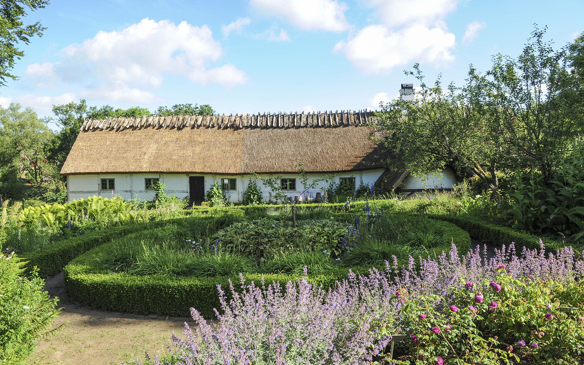 Gamlegård and its garden