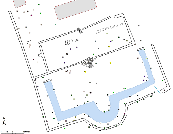 Hardeberga säteri södra parkanläggning. Nedre vallgraven med terrasseringar, trappor och tillgänglighetsanpassad ramp. Stenkumlar på mellanterrassen. Kartan hämtad från avrapporteringen till SLU i projektet Storgårdsbönder med slottsparksambitioner.