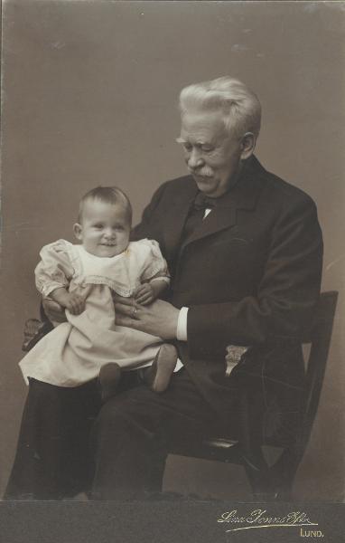 Svante Thulin med barnbarnet i knät, omkring år 1900. Foto: Lina Jonns Efterträdare, Per Bagge. Ur Kulturens samlingar.