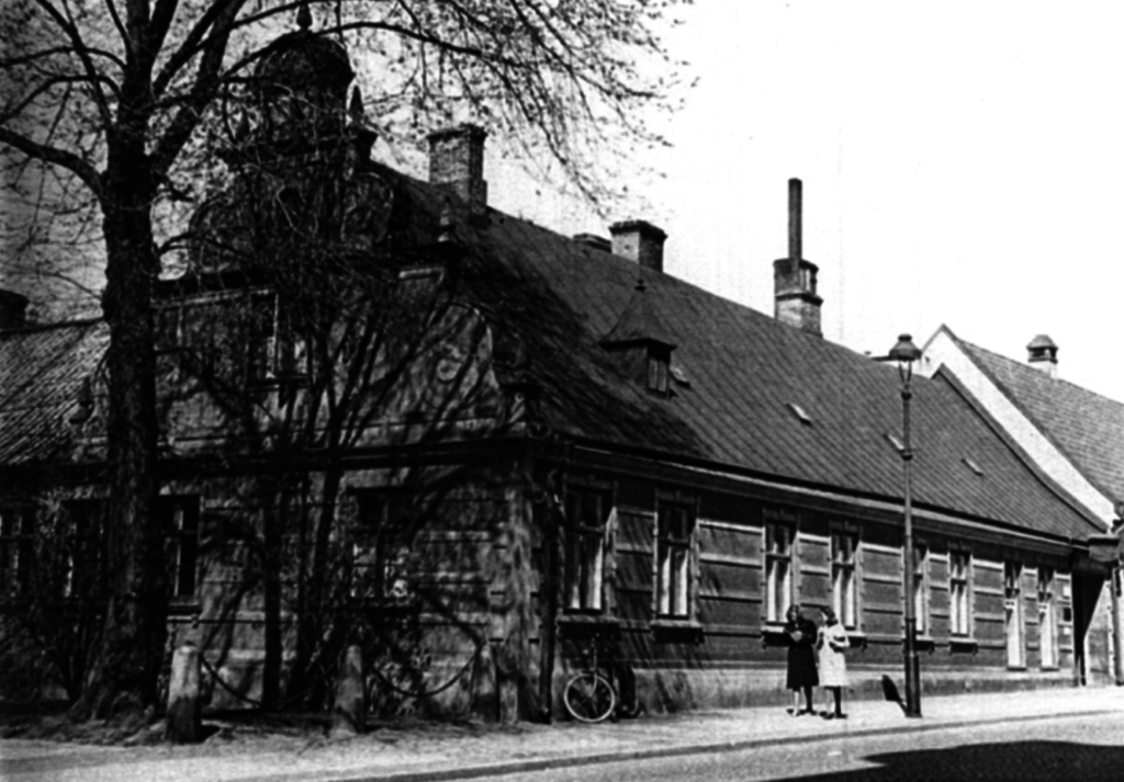 Thulins bostad och verkstad i Lund är riven, men låg där stadsbiblioteket finns nu. Fotot är från 1960-talet.