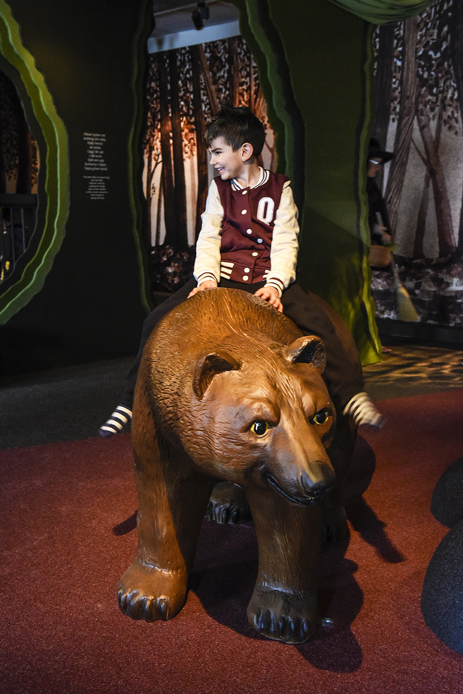 Barn leker i lekutställningen Hans och Greta på Kulturen i Lund.