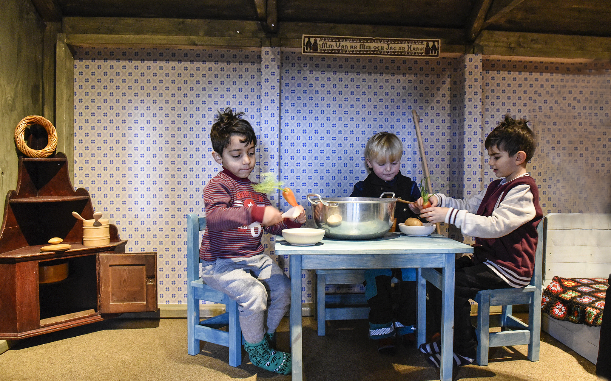 Barn leker i lekutställningen Hans och Greta på Kulturen i Lund.