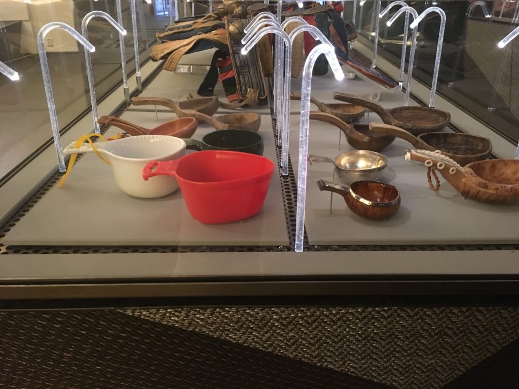 Utställningen "Sápmi" på Nordiska museet visar en del av museets stora samling samiska föremål. Kåsorna på bilden är en blandning av traditionella kåsor och kåsor i moderna material. 