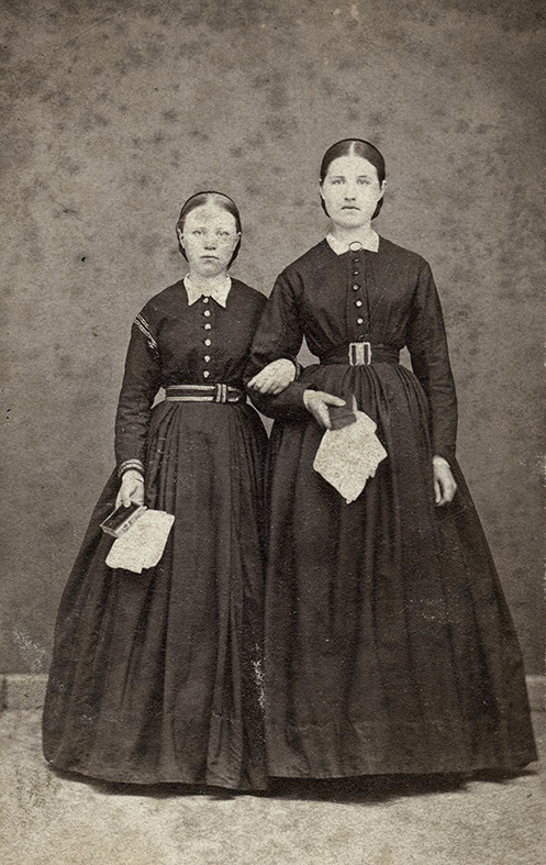 Beata och Anna Löfgren.<br /> Fotograf Georg Gleerup, Lund, 1860-talets början till 1874. Ur Kulturens samlingar. 
