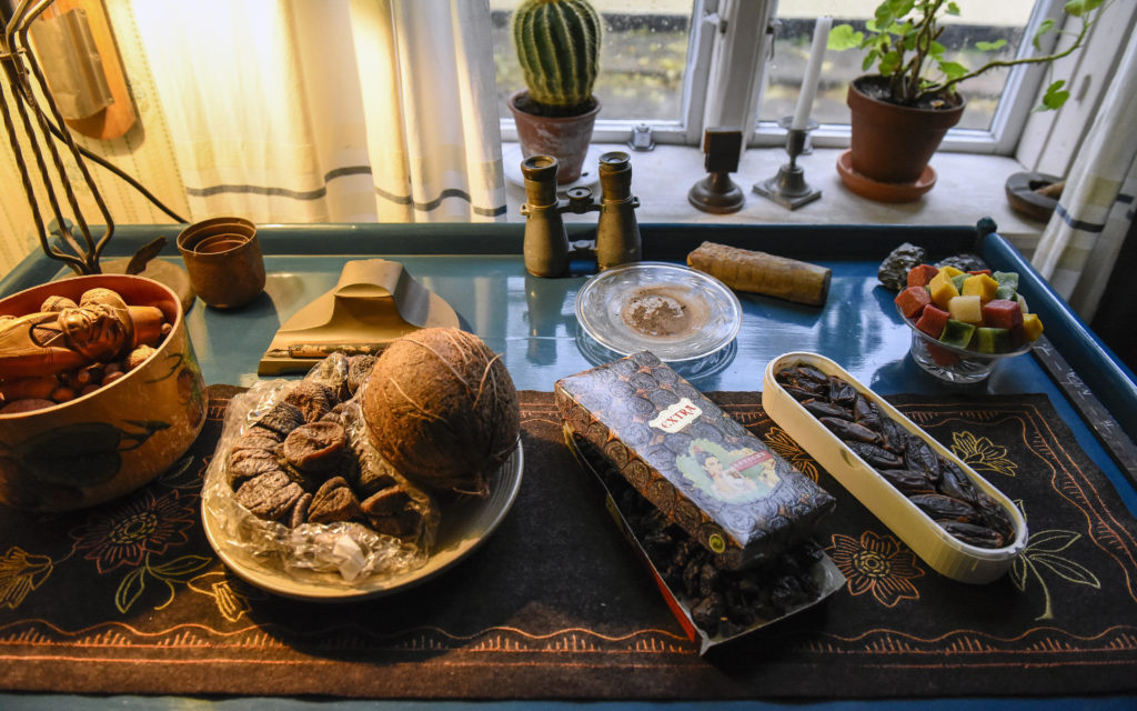 Julens gottebord i Arbetarbostaden, med nötter, fikon, dadlar och kokosnöt.